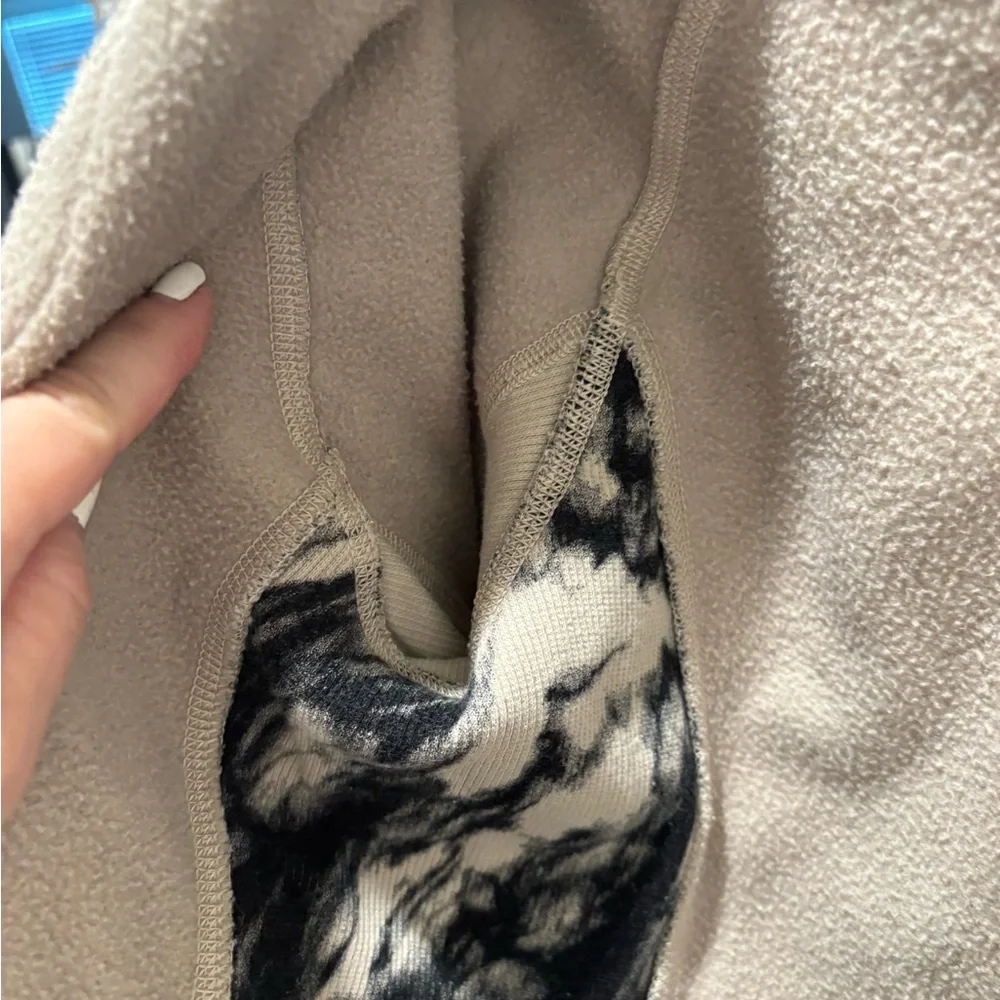 Lululemon Black and White Tie-Dye hooded zip-front Sweatshirt sz 10/ M - Picture 8 of 10